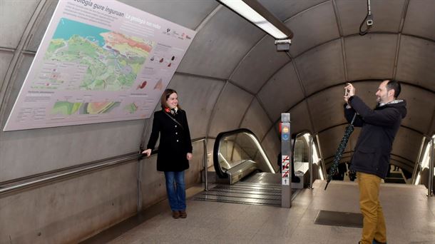 Bilboko Metroan erakusketa jarri dute Ibaizabal Itsasadarra ezagutzeko