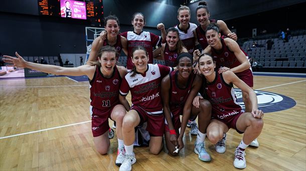 Las jugadoras del Lointek Gernika sonrientes tras lograr el triunfo en Minsk