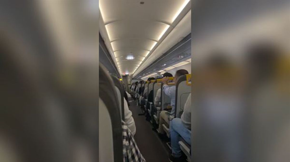 Nervios entre los pasajeros de un avión que no ha podido aterrizar en Loiu por viento