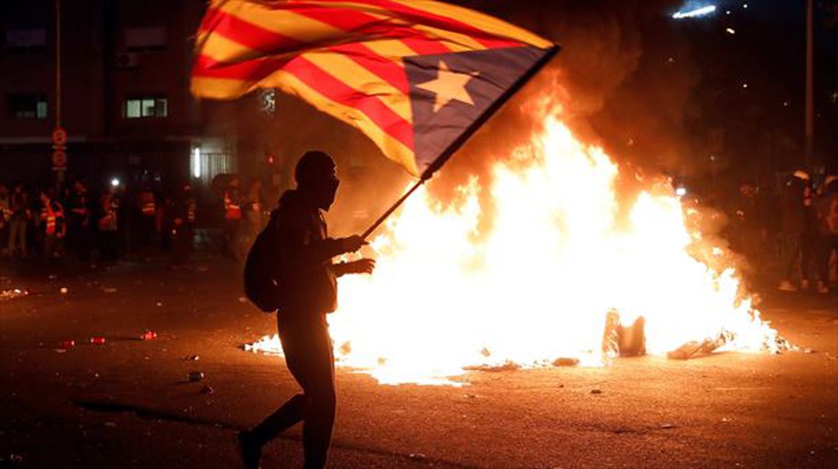 Los Mossos cargan contra los manifestantes concentrados en el exterior del Camp Nou