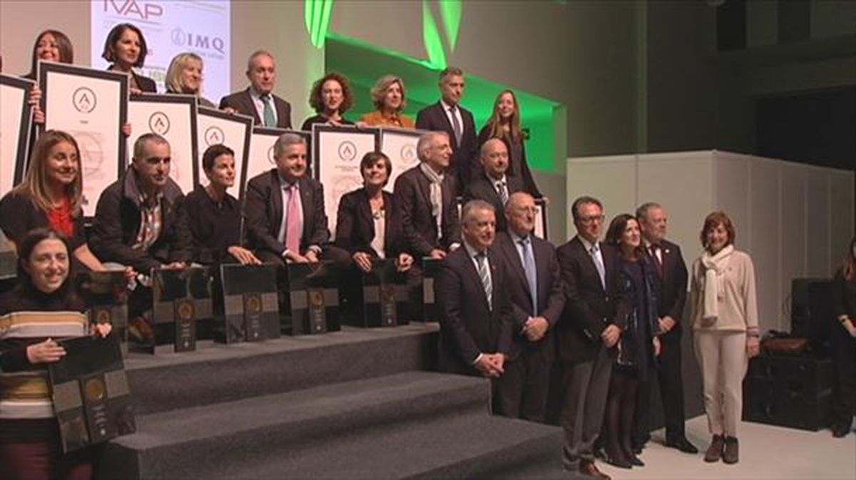 Foto de familia de los premiados