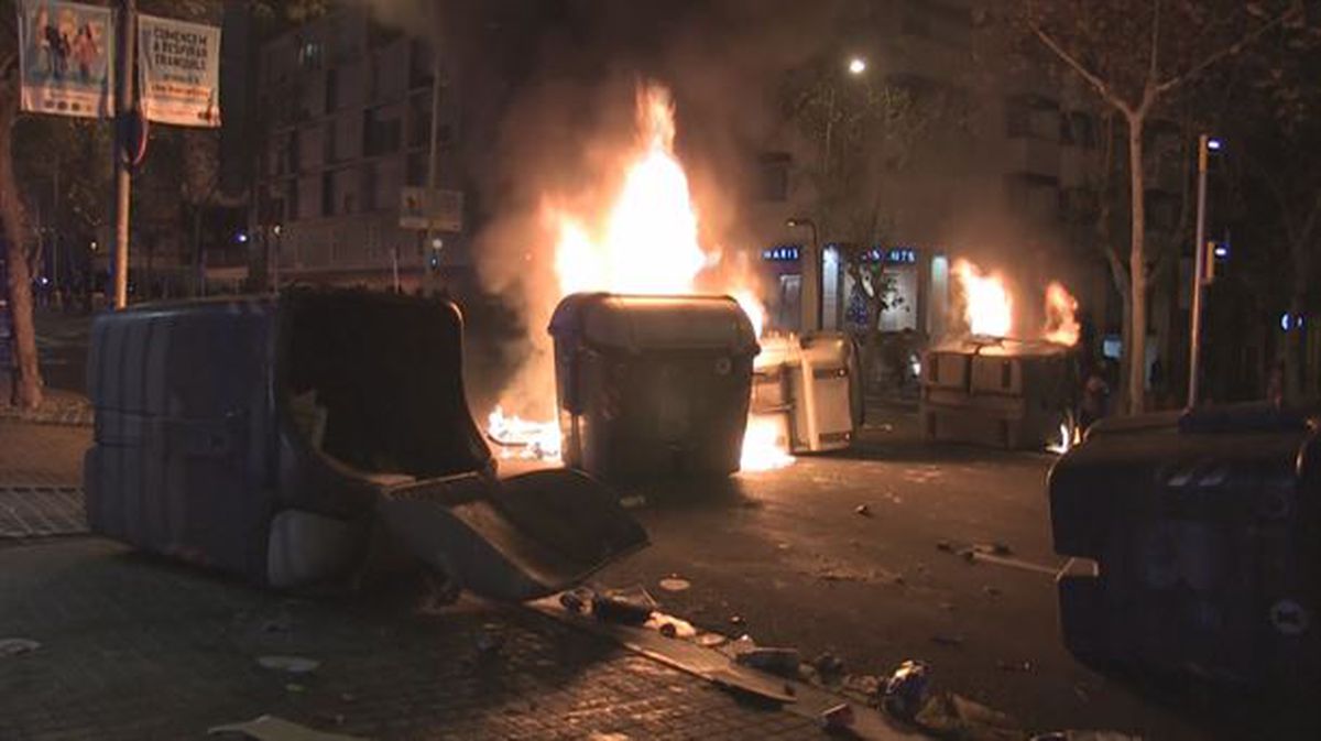 Contenedores ardiendo en las calles de Barcelona por los disturbios