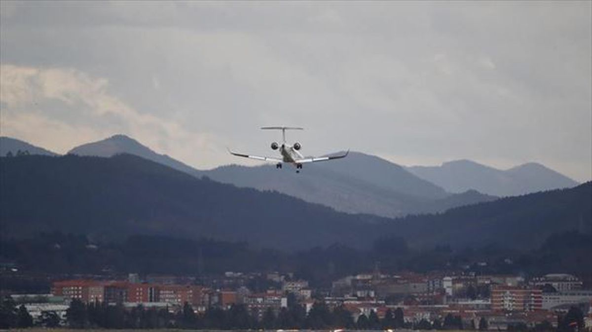 Un avión en el aeropuerto de Loiu (Bizkaia). Foto: EFE