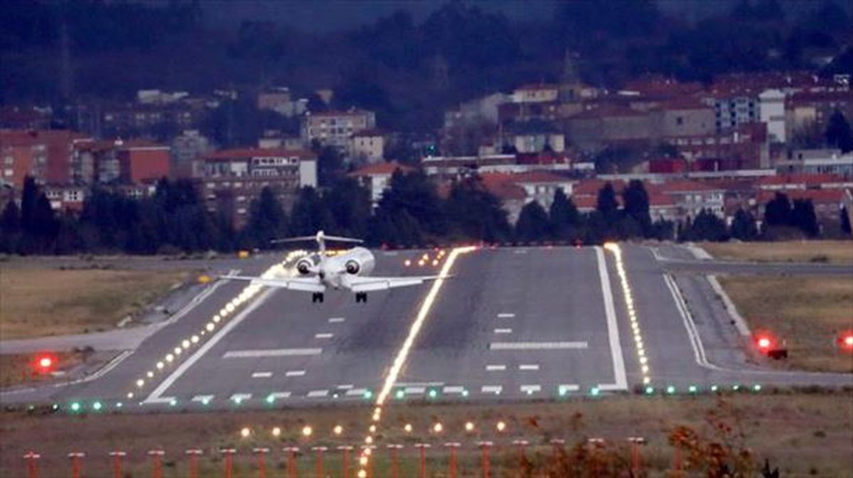 Un avión entra en la pista de rodadura del aeropuerto de Loiu. Foto de archivo: EFE/LUIS TEJIDO