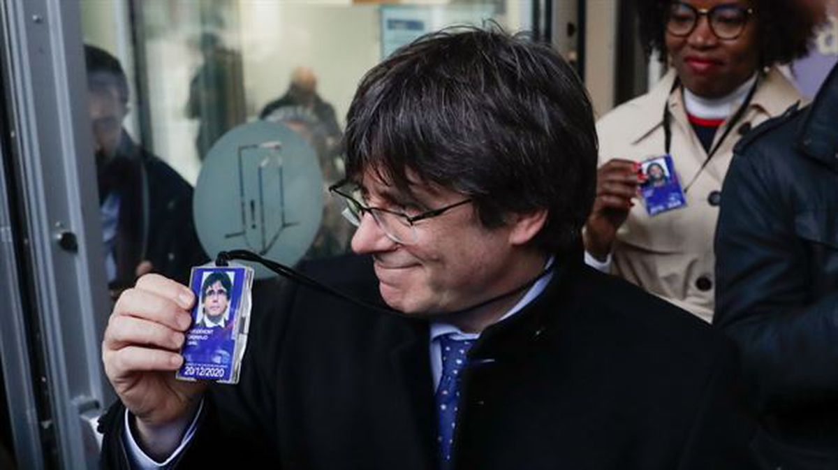 Puigdemont mostrando su acreditación de europarlamentario