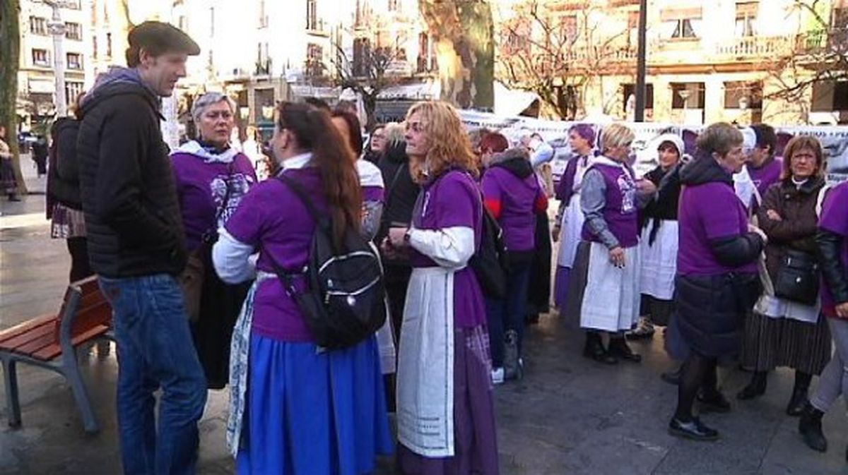 Las trabajadoras han realizado una concentración en el Boulevard de San Sebastián. Imagen: EiTB