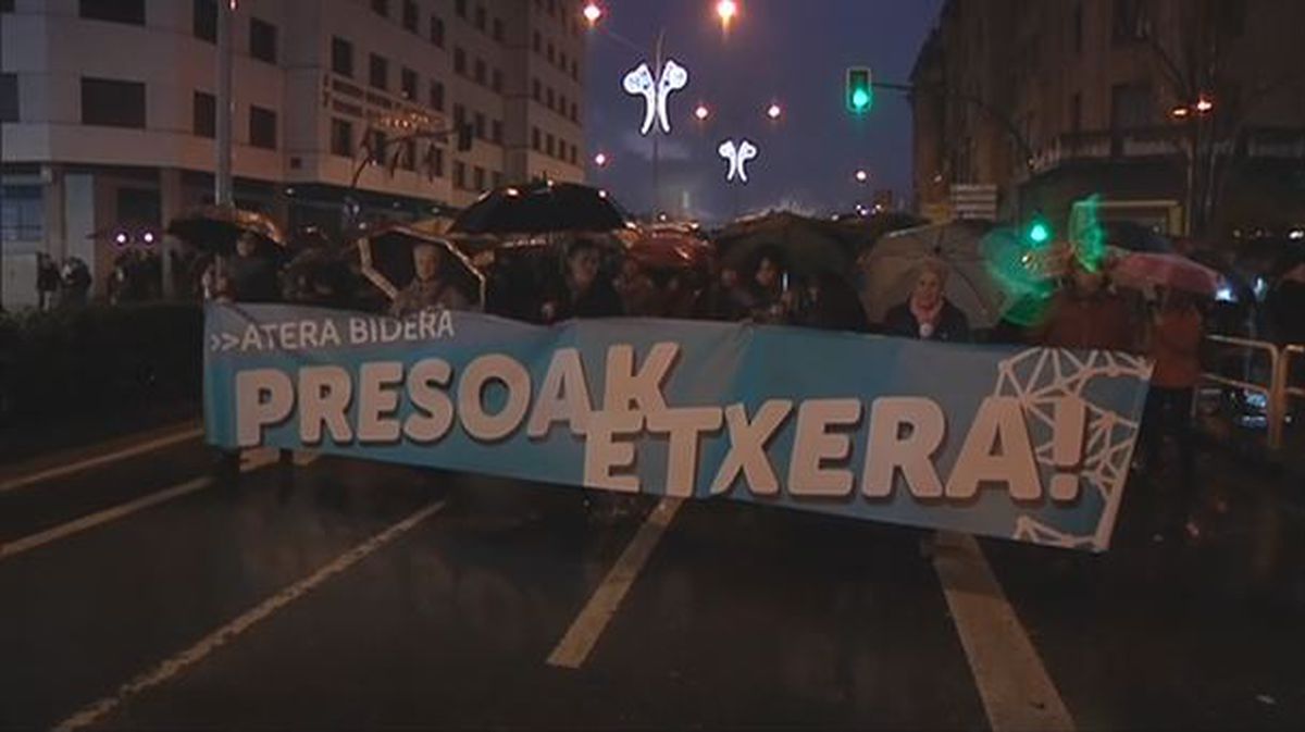 Cientos de personas, convocadas por Sare, se han manifestado en Pamplona/Iruñea. Imagen: EiTB