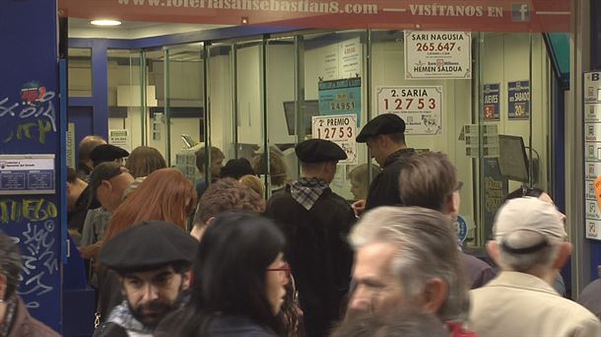 Gente comprando lotería en una administración. Imagen obtenida de un vídeo de EiTB.