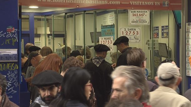 Gente comprando lotería en una administración. Imagen obtenida de un vídeo de EiTB.