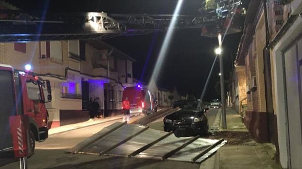 El fuerte viento arranca un tejado en Cabanillas. Foto: Bomberos de Navarra. 