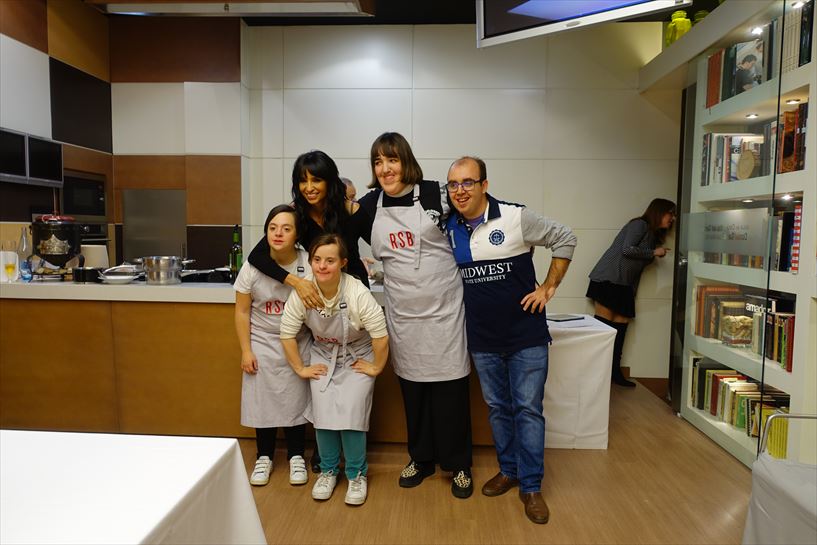 África Baeta y los miembros de 'Restaurante sin Barreras'