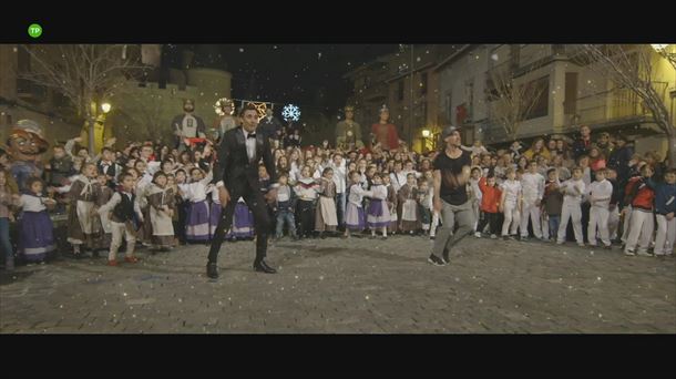 Ion Aramendi baila con los vecinos de Olite en 