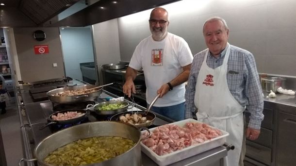 Voluntarios de la sociedad Gazteluleku preparando la cena de Nochebuena