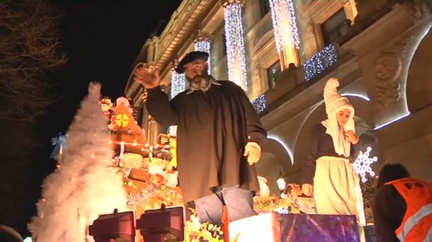 Desfile de Olentzero y Mari Domingi en San Sebastián. 