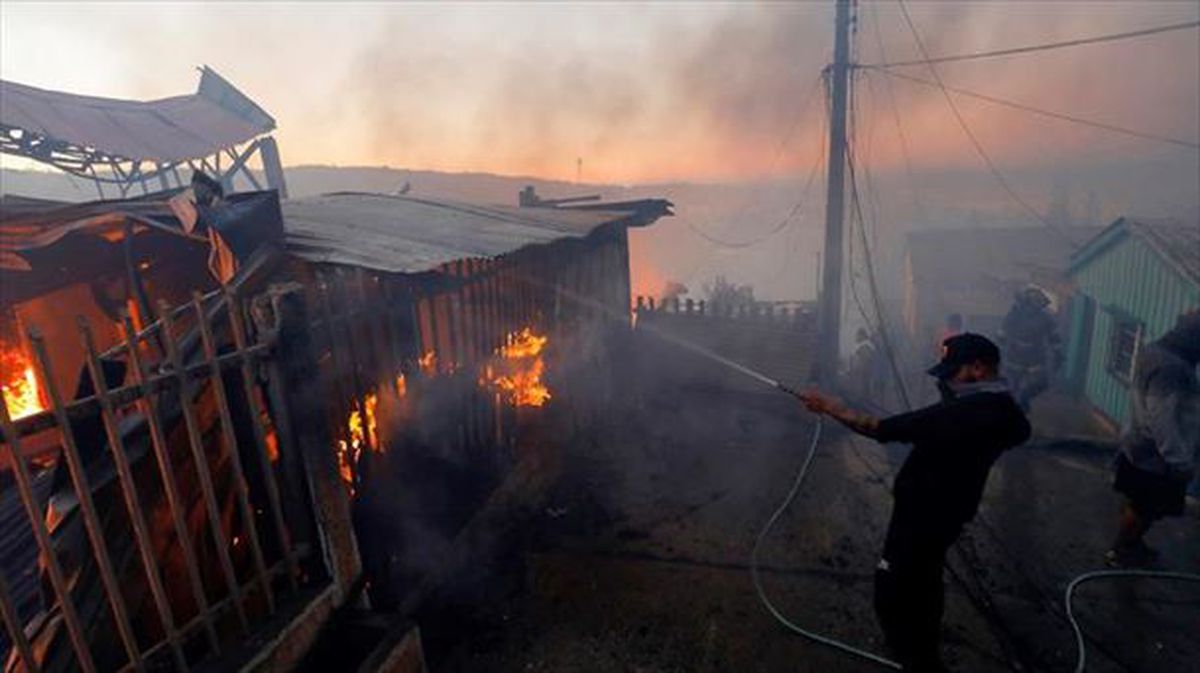 Un incendio en la ciudad chilena de Valparaíso destruye decenas de viviendas