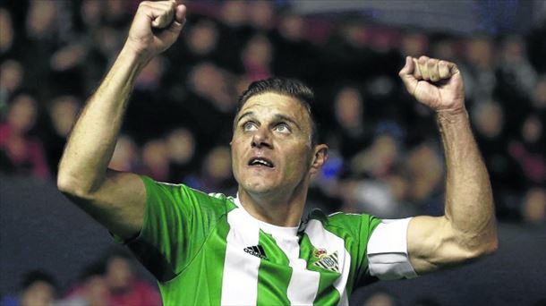 El jugador del Betis Joaquín celebra un gol