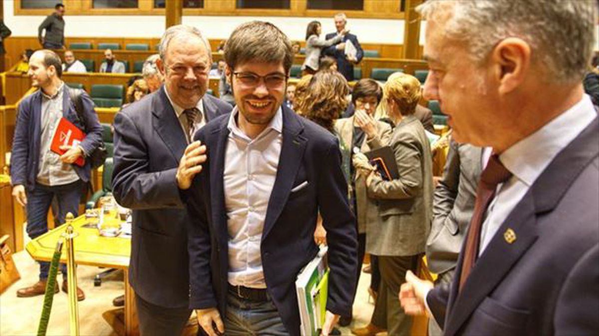 Azpiazu, Martínez y Urkullu en el Parlamento Vasco. Foto: EFE/David Aguilar