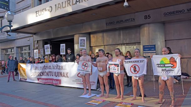 Biluzik egin dute protesta Eusko Jaurlaritzaren datorren urteko aurrekontuen kontra   