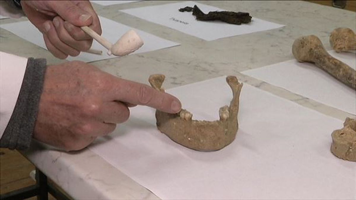 El antropólogo Paco Etxeberria nos muestra los restos hallados del primer Olentzero