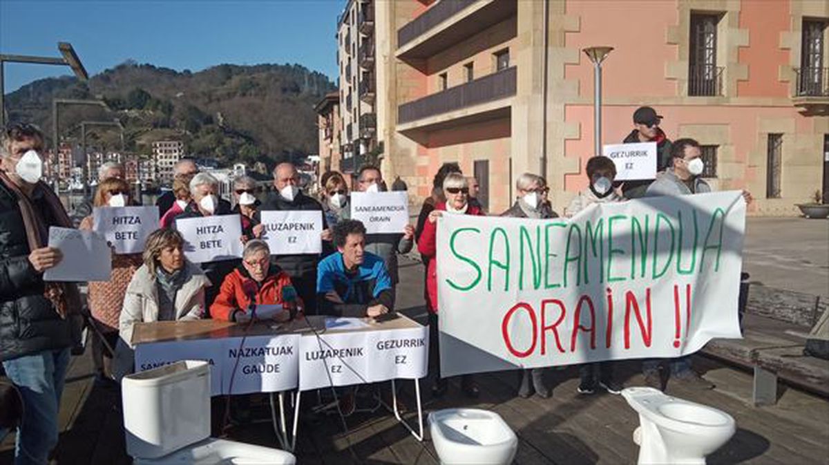 Vecinos de Pasai Donibane protestan por los vertidos residuales