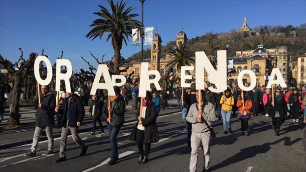 Manifestación por los 'niños y niñas de la mochila', en Donostia