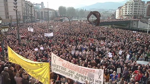 Bilboko pentsionistak Bilboko udaletxe parean