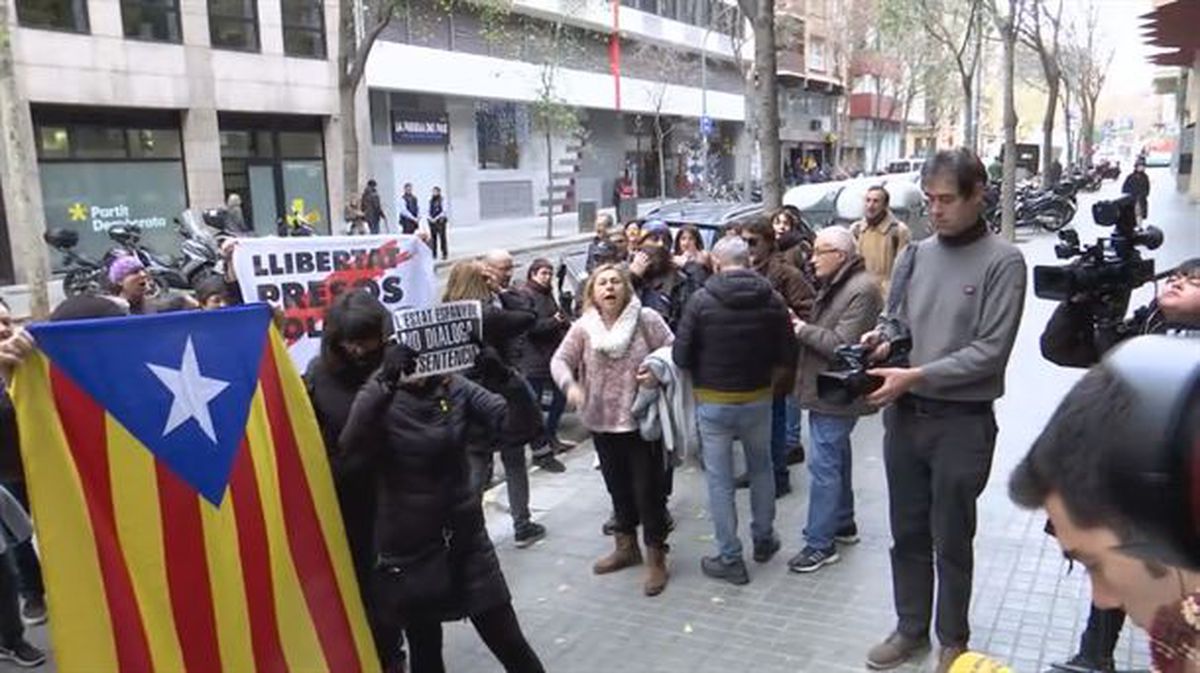 Protesta ante la sede de ERC por su posible acuerdo con el PSOE
