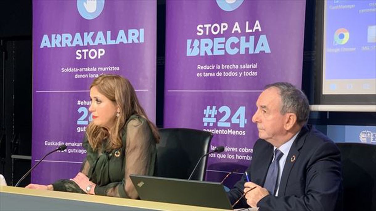 María Jesús San José, junto con el viceconsejero Jon Azkue, en la rueda de prensa.