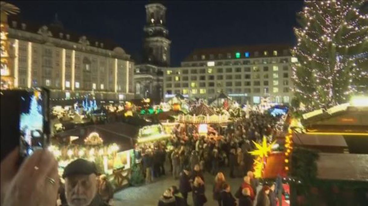 Una ciudad europea con su mercado de Navidad.