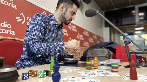 El vitoriano Iván Losada ha creado ya siete prototipos de juegos de mesa             