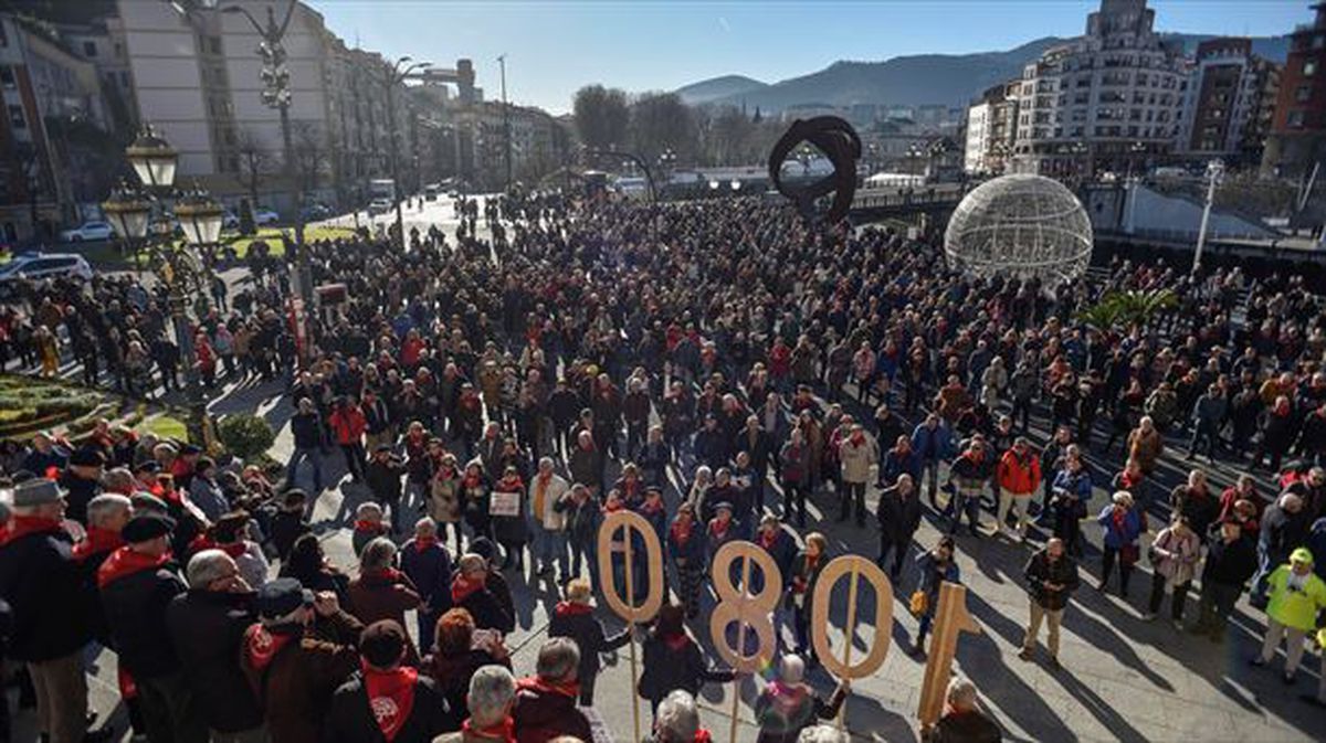 Es el lunes número 103, casi dos años en las escaleras del Ayuntamiento de Bilbao. Foto: EFE.