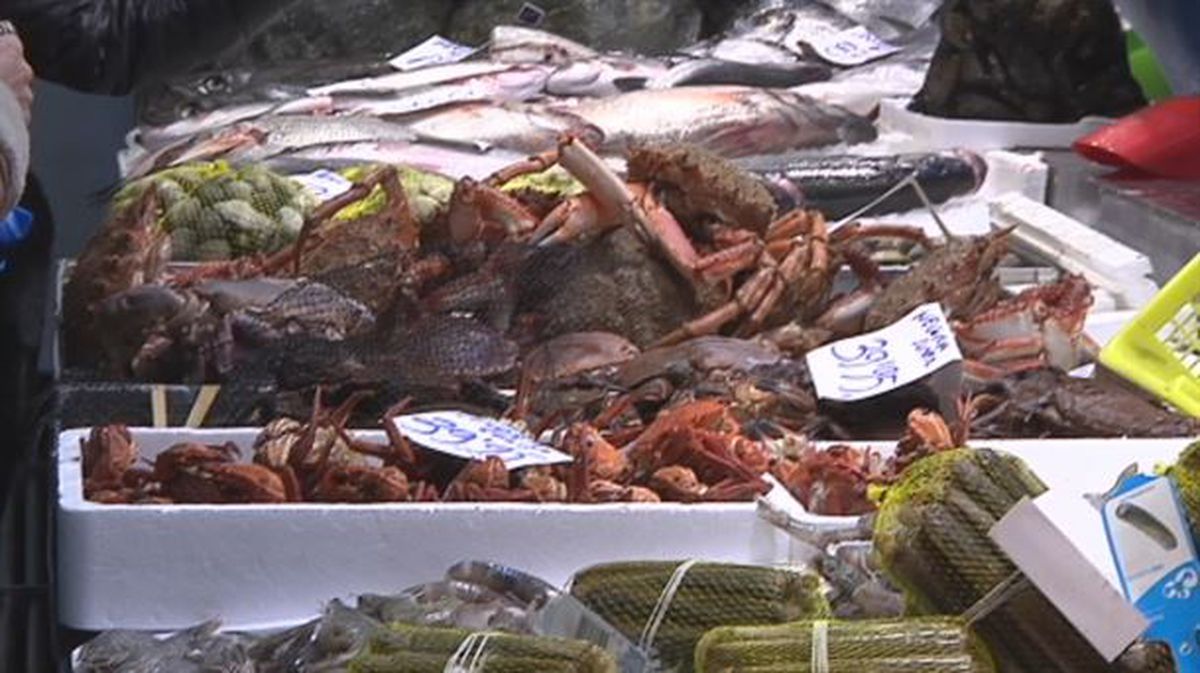 Marisco en un puesto del mercado de la Ribera de Bilbao