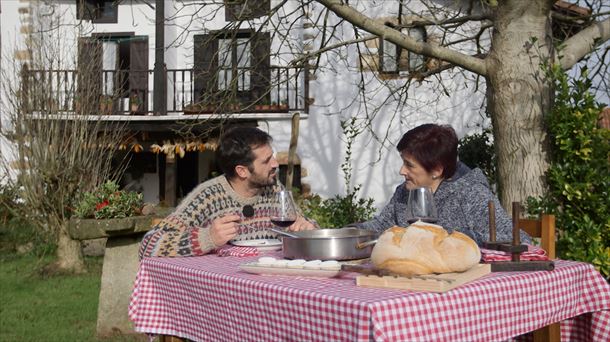 Joseba Arguiñano con una vecina de Munitibar en 'Historias a Bocados'