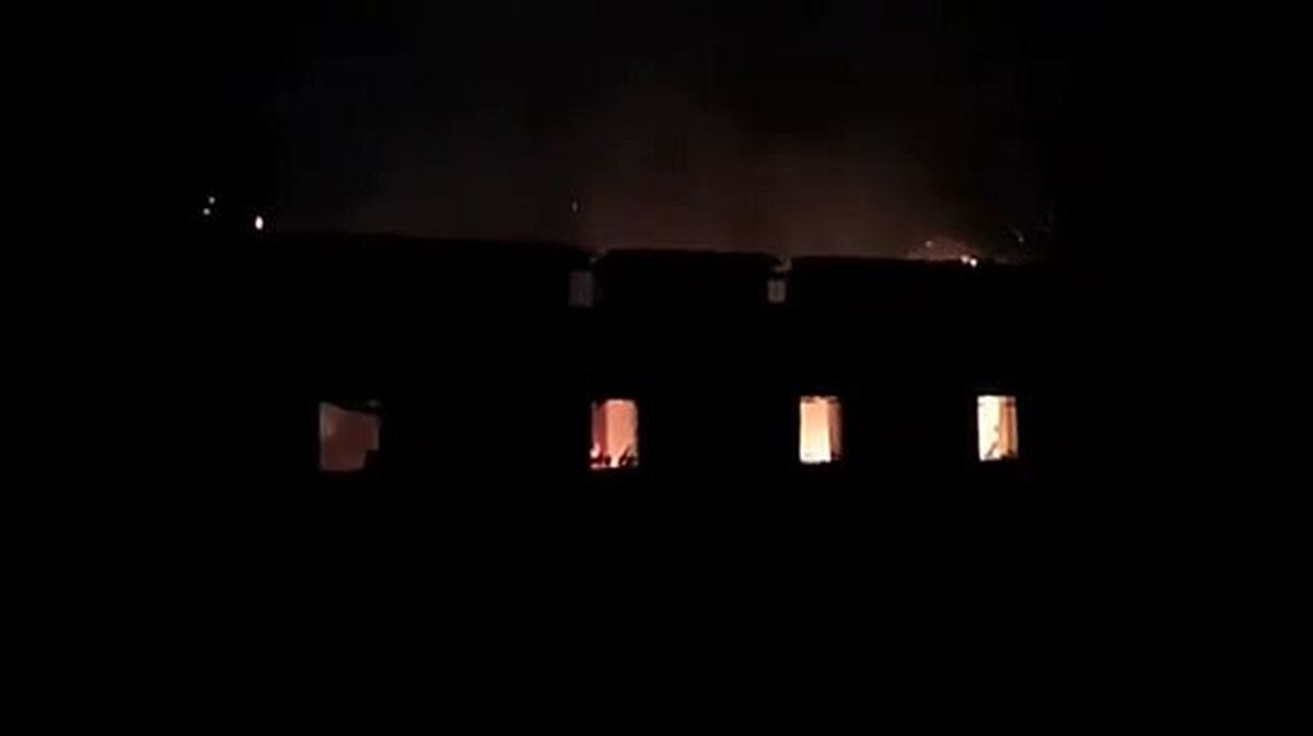 El caserío Ximonenborda, en llamas, en una imagen sacada de un vídeo de los bomberos de Navarra.