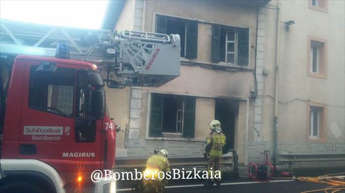 Imagen del incendio captada de la cuenta de Twitter de los bomberos de Bizkaia