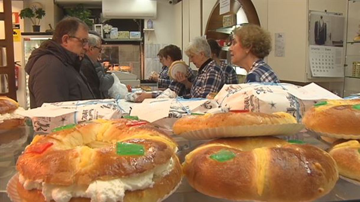 Miles de roscos de Reyes en la pastelería Izar de San Sebastián