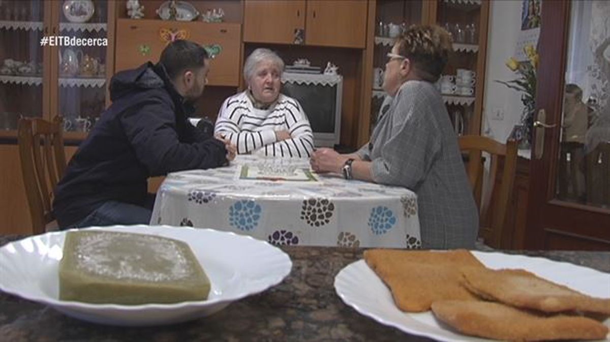 Imagen de una mujer que recibe tápers de comida en casa