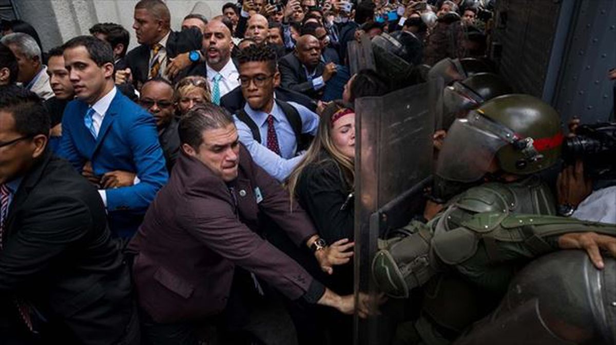Diputatuak Venezuelako polizien aurrean. Argazkia: EFE/ Miguel Gutierrez