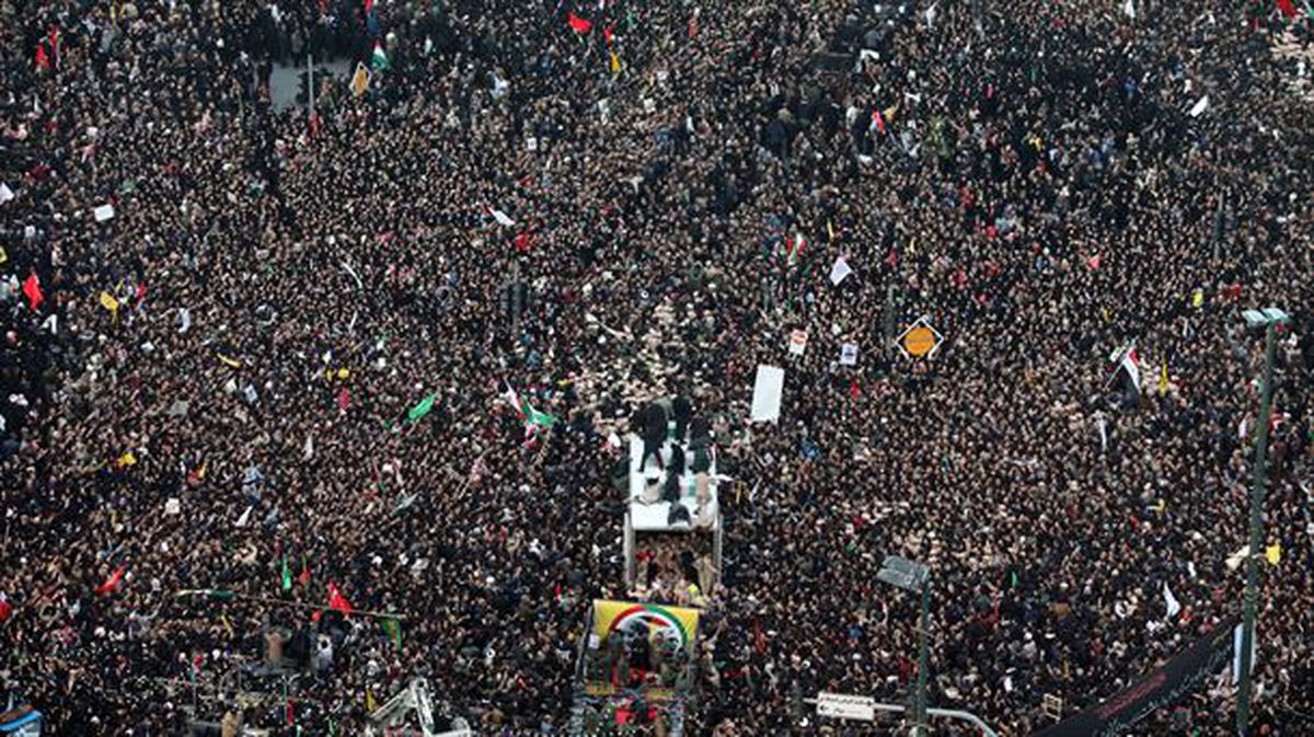 Masivo funeral del general Qasem Solemaini en Mashad, Irán.