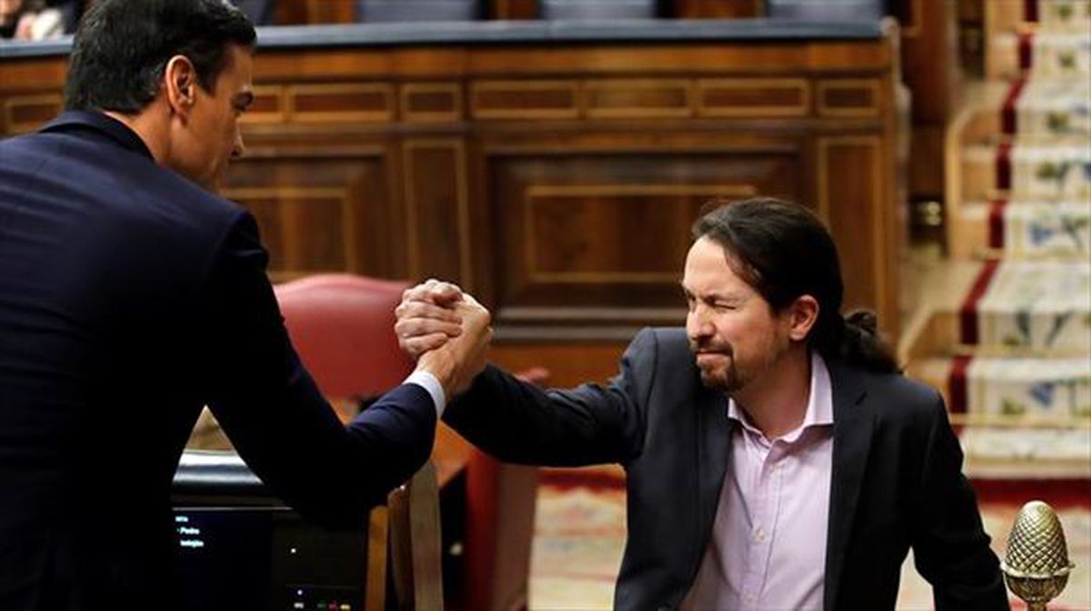 El líder de Unidas Podemos, Pablo Iglesias, saluda a Pedro Sánchez. Foto: EFE/Juan Carlos Hidalgo