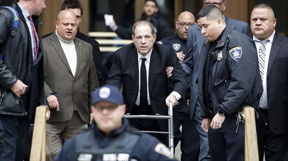 El productor cinematográfico Harvey Weinstein saliendo del juzgado. Foto: EiTB.