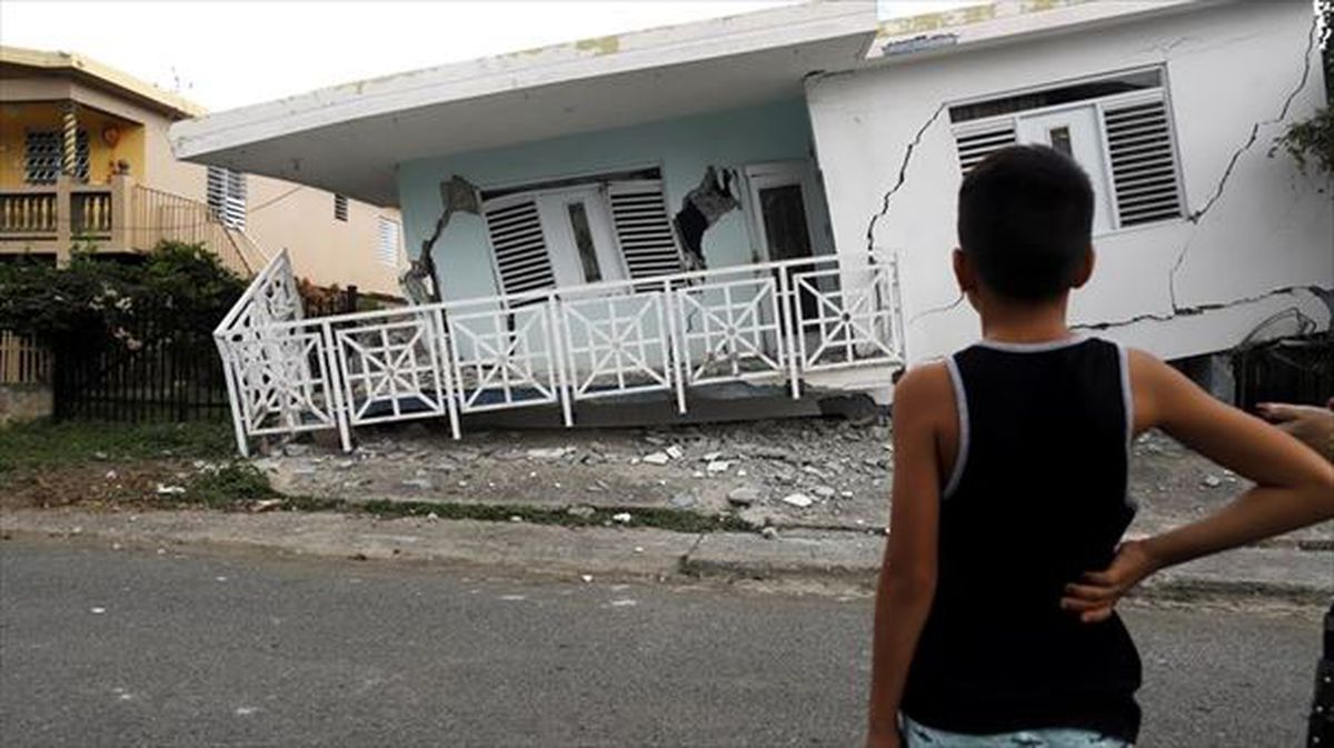 Un niño observa una casa dañada por el temblor de magnitud 5,8 que se reportó este lunes 