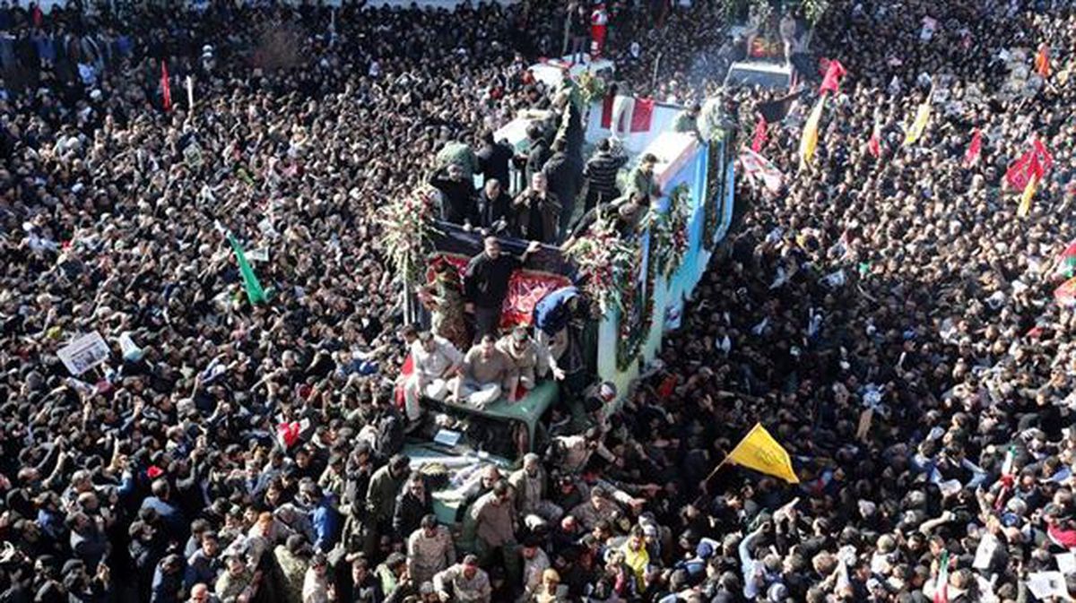 Miles de personas participan en el funeral por el general Soleimani. Foto: EFE. 