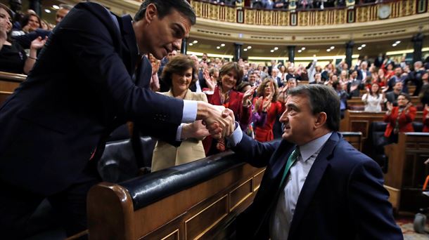 Aitor Esteban, junto a Pedro Sánchez