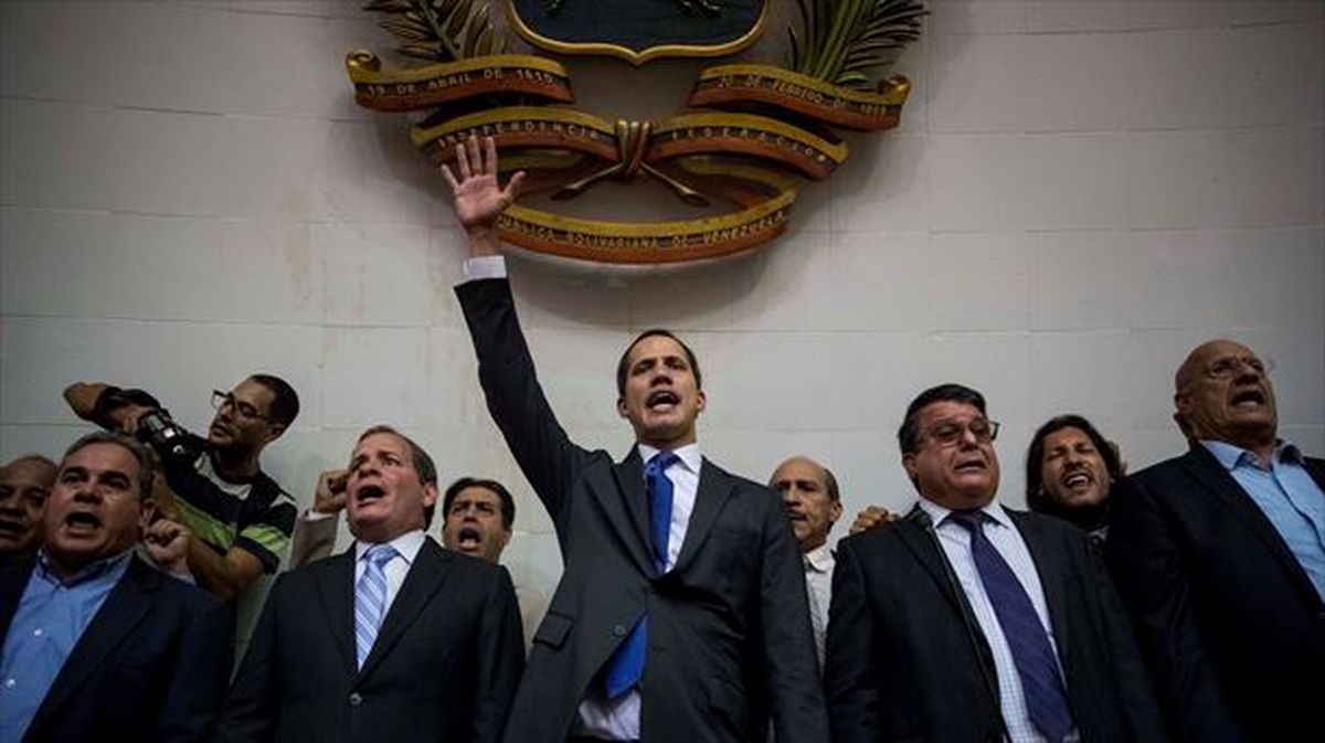 Oposizioak Guaido Venezuelako behin-behineko presidente aukeratu du