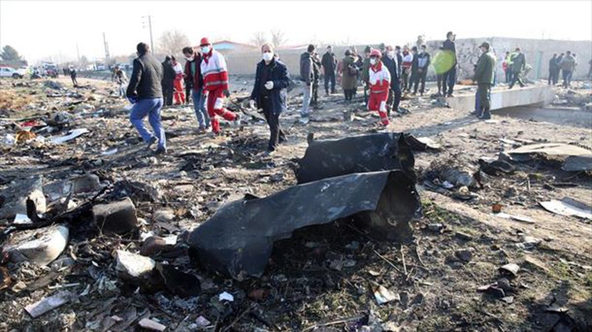 Las 176 personas que viajaban en el avión fallecieron. Foto: EFE