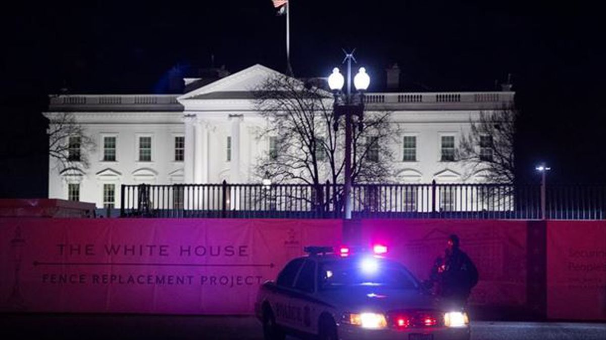 Miembros de Seguridad vigilan la Casa Blanca esta madrugada, tras el ataque. Foto: EFE. 