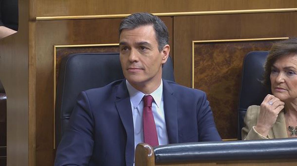 Pedro Sanchez eta Carmen Calvo