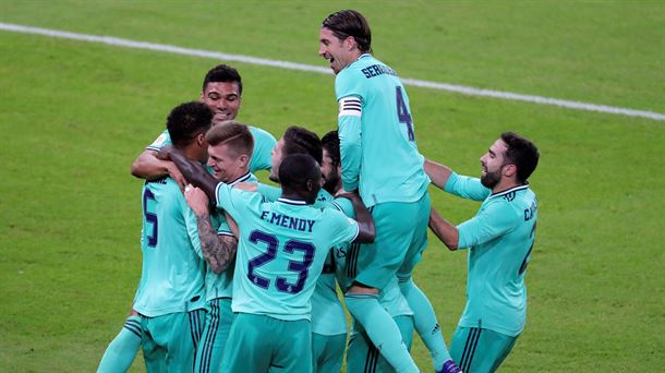 Los jugadores del Real Madrid celebrando el primer gol.