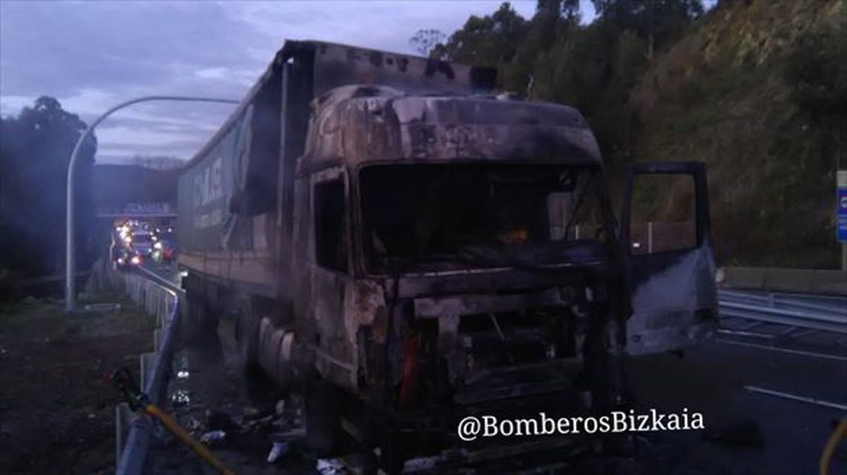 Kamioi batek su hartu du Santurtzin. Argazkia: Bizkaiko Suhiltzaileak